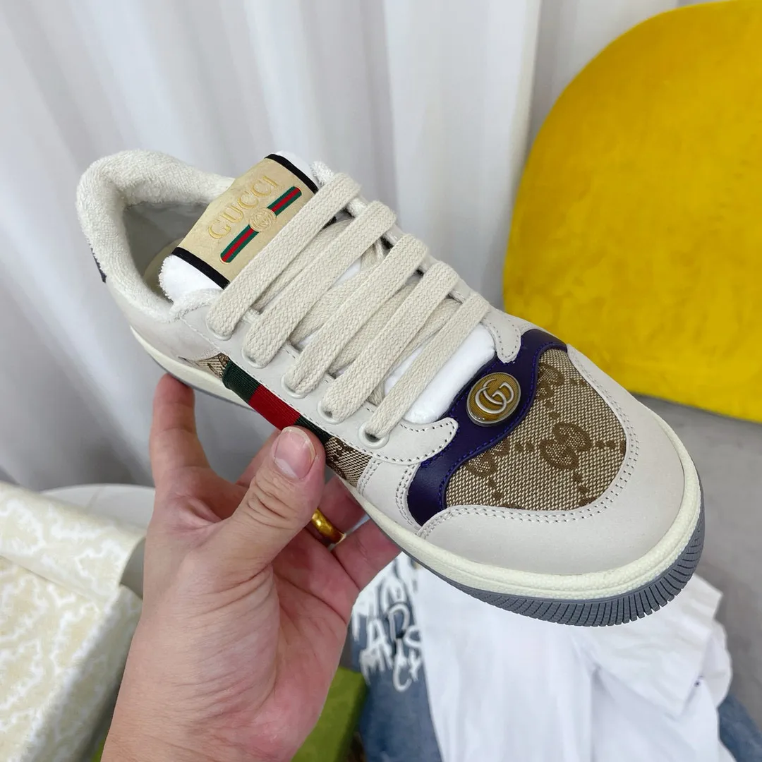 Ex-factory price: 540💰 GUCCI Gucci's newly upgraded back cover lining, top-notch old dirty shoes, classic casual sports shoes for couples, retro sneakers and old G family dirty shoes, updated at the counter simultaneously! ①The shoe upper has the same water-based edge coating process as the original version⚠️The ordinary oil edges on the market have a strong glue feel and are easy to fall off! Grade A first-layer nubuck leather (with pores)/matching computer embroidered double G cloth, high-density terry velvet lining. ② A PVC transparent small round mark sealing line is added to the details of the midsole. The mold is opened six times and the jewelry craftsmanship is used to customize the two-color double G buckle, striving to be the same as the original version. A pair of buttons is more than three times more expensive than ordinary buckles on the market. ③An old two-color washable label, the chip is placed on the outer waist of the right foot, the entire shoe is completely hollowed out with rubber technology, TUP material (rubber to distinguish the market) with the latest green packaging from the counter, 3D printed handbag, and a pair of shoelaces. There is no pressure when entering and exiting the counter. You can buy a 1:1 accurate replica of the original version and modify and upgrade it repeatedly. The details are perfectly restored, the materials are all customized, and they are truly top-notch. Please look at the details clearly to identify the quality. Upper: First-layer frosted cowhide/embroidered double G cloth. Lining: original high-density velvet lining. Foot pads: original pearlescent sheepskin. Outsole: private molded vacuum TPU material. Packaging: original top-grade full set packaging at the counter. Shoe size: women's size 35-40, men's size 39-44 (men's size 38, 45🉑️customized, non-returnable)